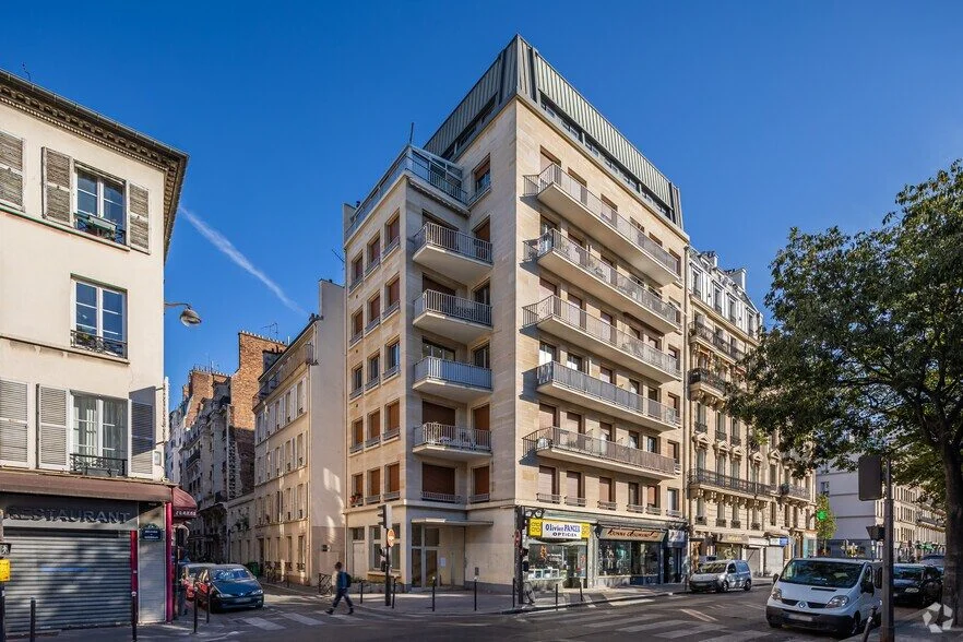 Devanture du local commercial à louer boulevard des Batignolles, Paris 17e