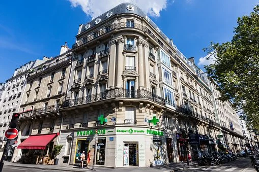 Façade des murs commerciaux occupés à vendre avenue Bosquet, Paris 7e