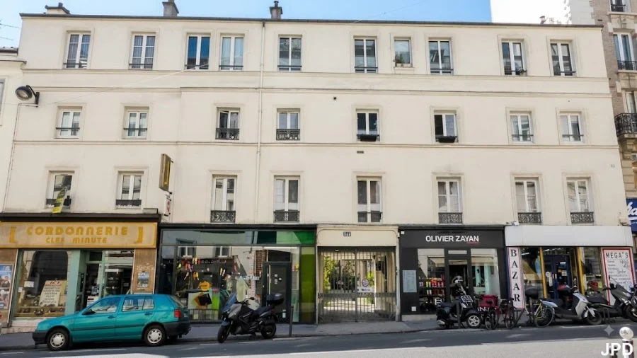 Devanture du local commercial à louer rue de Charenton, Paris 12e