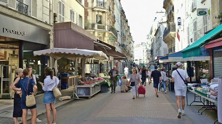 Façade des murs commerciaux vendus rue de Lévis, Paris 17e