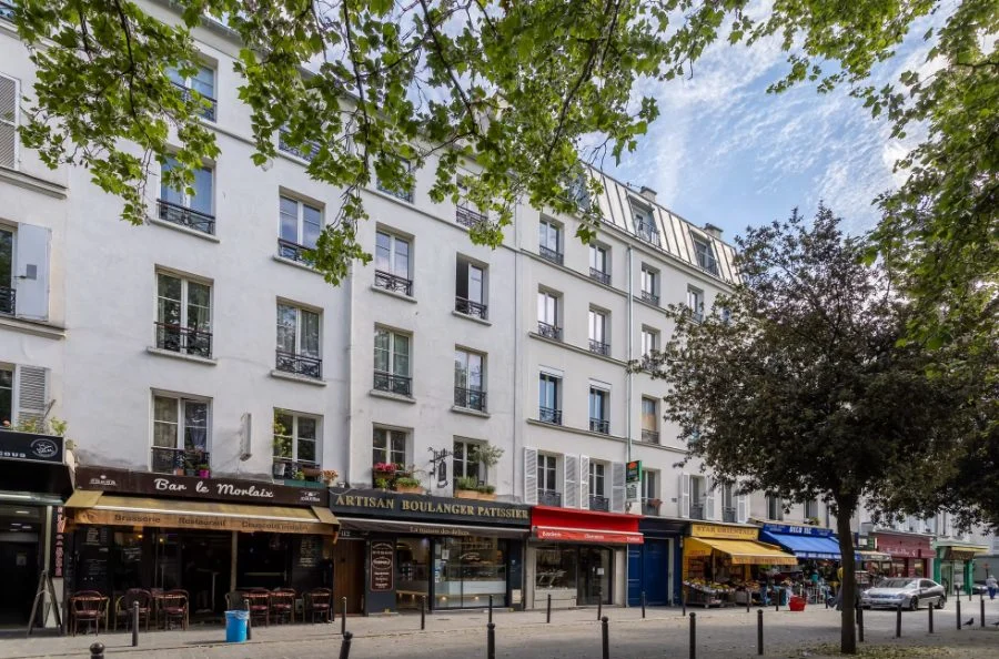 Devanture du local commercial à louer rue de Meaux, Paris 19e