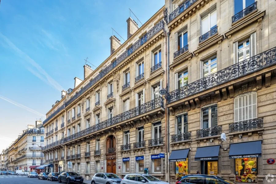 Devanture du local commercial à louer rue de Miromesnil, Paris 8e
