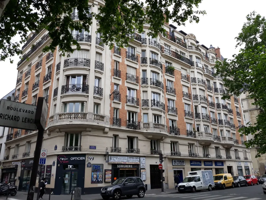 Devanture du local commercial à louer boulevard Richard-Lenoir, Paris 11e