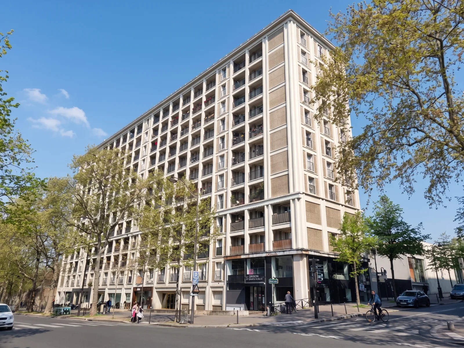 Devanture du local commercial à louer avenue Daumesnil, Paris 12e