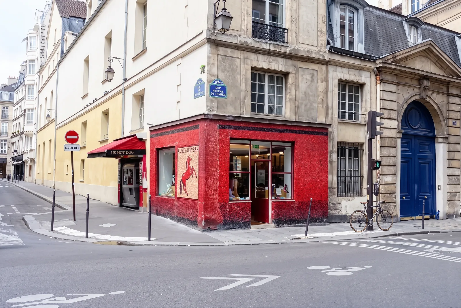 Devanture du local commercial à louer rue du Roi de Sicile, Paris 4e