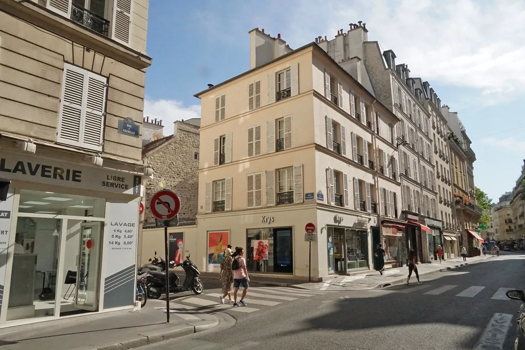 Devanture du local commercial à louer rue de Grenelle, Paris 7e