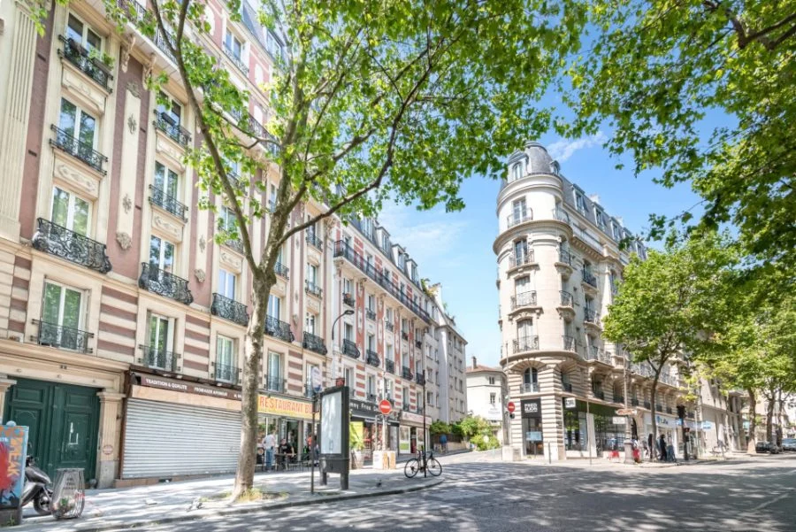 Devanture des murs commerciaux libres à vendre rue des Pyrénées, Paris 20e