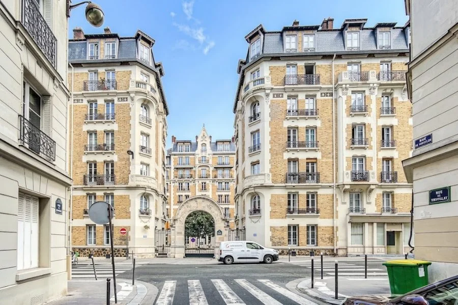 Devanture du local commercial à louer rue de l’Amiral Roussin, Paris 15e