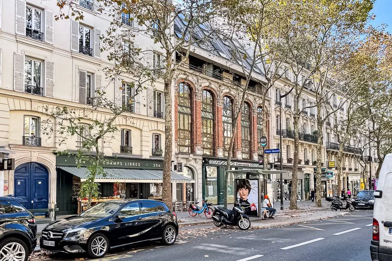 Devanture du local commercial à louer boulevard Voltaire, Paris 11e