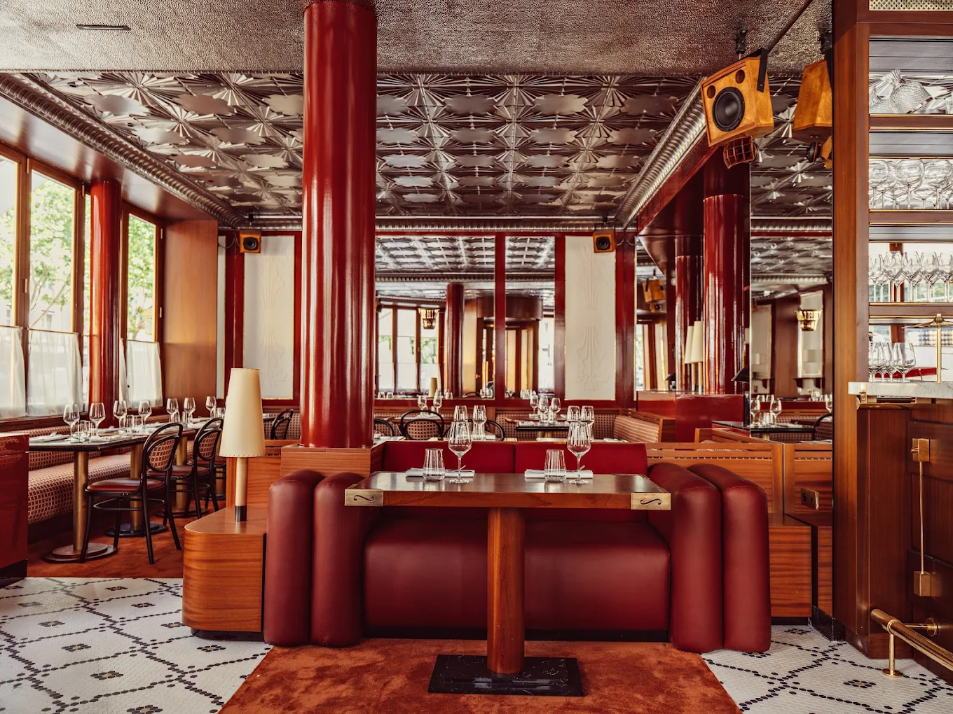 Intérieur de brasserie parisienne, commerçant propriétaire de ses murs