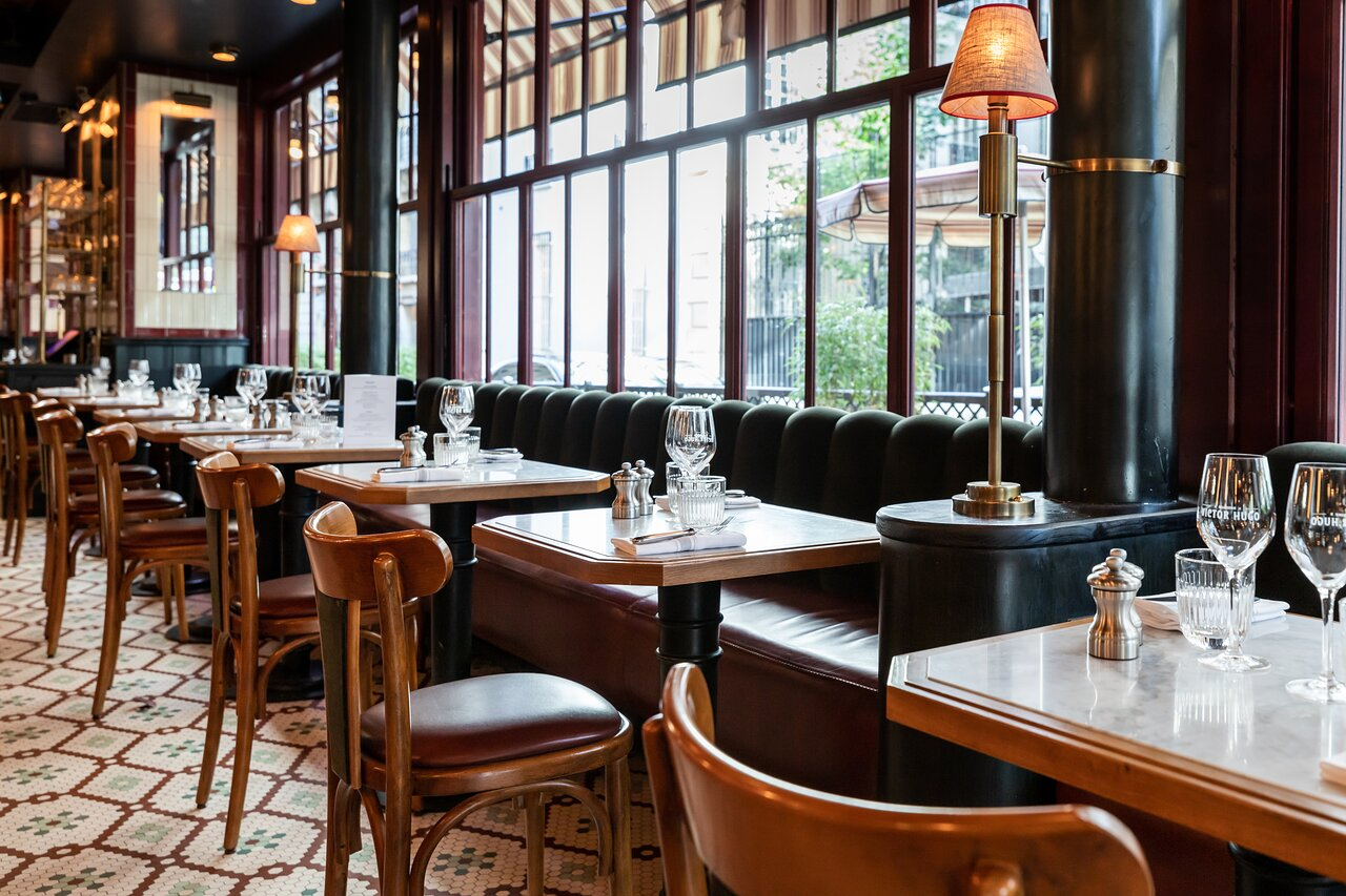 Salle d’une brasserie parisienne en devanture vitrée, local commercial à louer à Paris