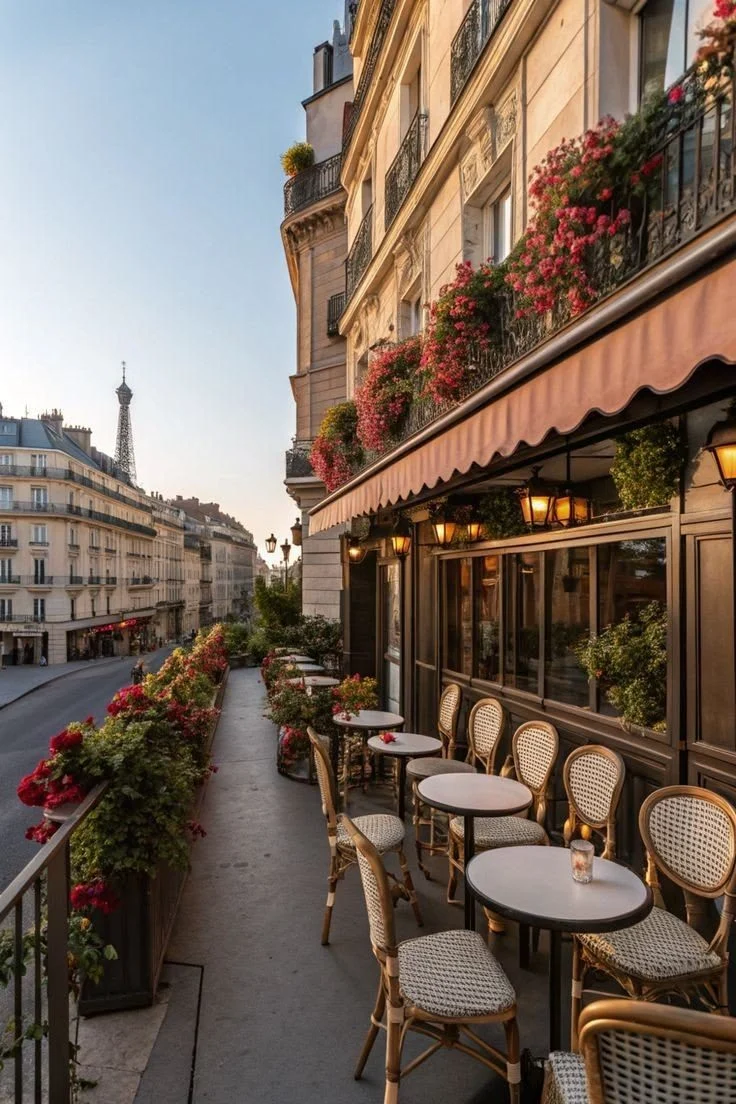 Rue commerçante parisienne avec terrasses et devantures, recherche de locaux commerciaux en Île-de-France