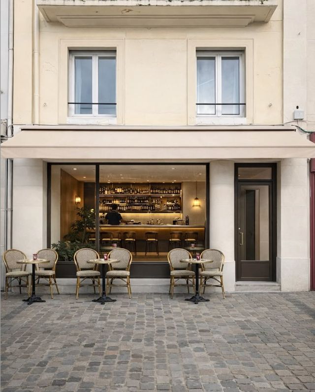 Devanture de bar à vin en rez-de-chaussée dans le 1er arrondissement de Paris