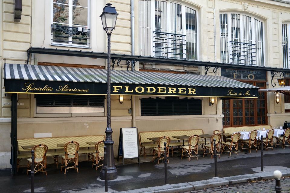 Devanture de brasserie cour des Petites-Écuries dans le 10e arrondissement de Paris