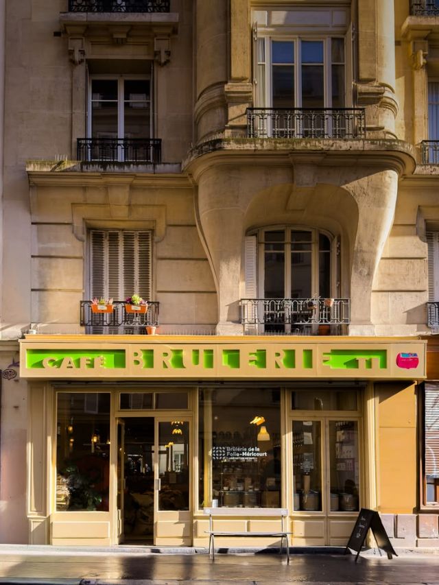 Devanture de café-brûlerie rue de la Folie-Méricourt dans le 11e arrondissement de Paris