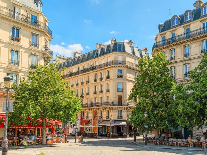 Terrasses et commerces sur une place arborée du 14e arrondissement de Paris