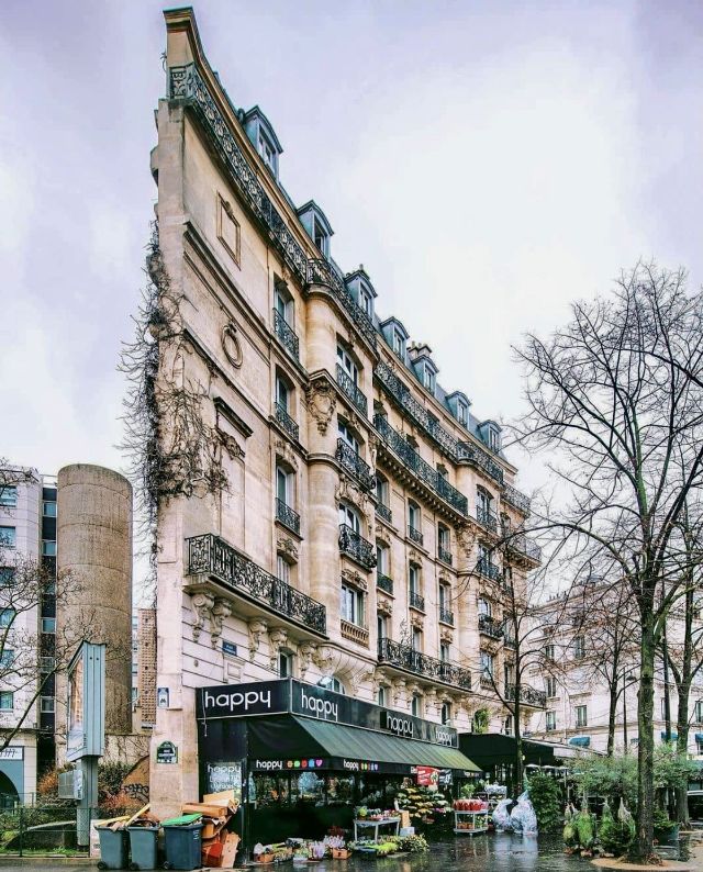 Immeuble d’angle avec commerce alimentaire en rez-de-chaussée dans le 15e arrondissement de Paris