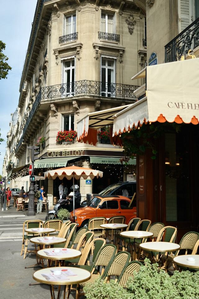 Terrasse de café et commerces à l’angle de la rue de Belloy dans le 16e arrondissement de Paris
