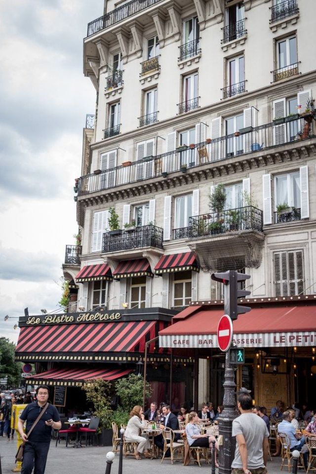Terrasses de brasseries place de Clichy, dans le 17e arrondissement de Paris