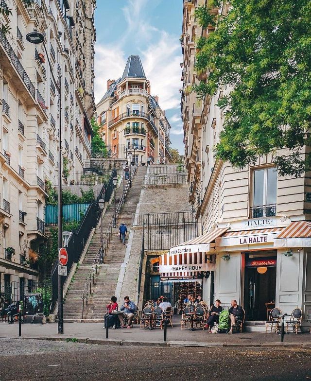 Terrasse de brasserie au pied des escaliers de Montmartre, dans le 18e arrondissement de Paris