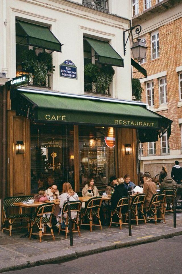 Devanture de restaurant rue des Francs-Bourgeois dans le 3e arrondissement de Paris