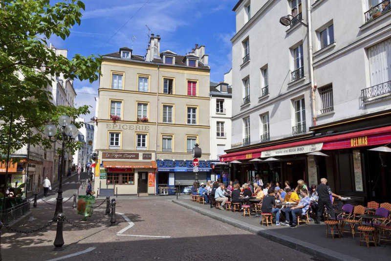 Commerces en rez-de-chaussée place de la Contrescarpe dans le 5e arrondissement de Paris