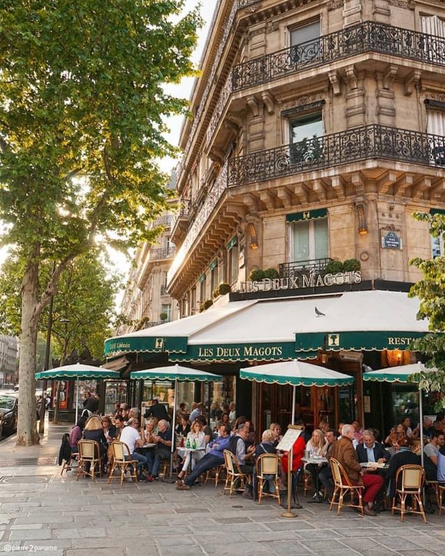 Terrasse et commerces place Saint-Germain-des-Prés dans le 6e arrondissement de Paris