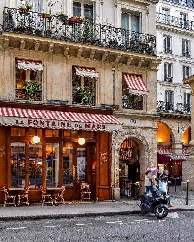 Devanture de restaurant rue Saint-Dominique dans le 7e arrondissement de Paris