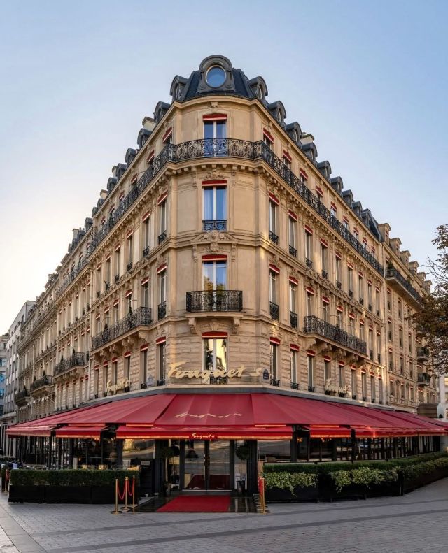 Façade de brasserie avenue des Champs-Élysées dans le 8e arrondissement de Paris