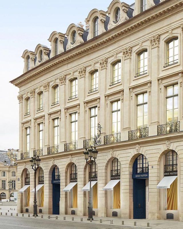 Façade haussmannienne et devantures de boutiques de luxe, place Vendôme, Paris 1er arrondissement