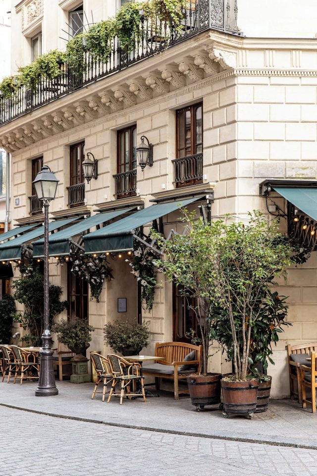 Terrasse de restaurant d’angle aux abords du canal Saint-Martin, Paris 10e arrondissement