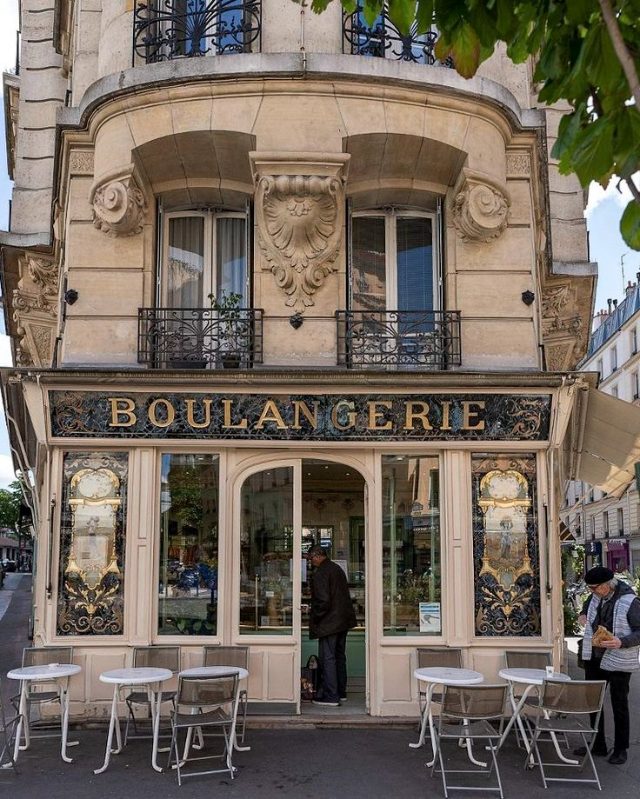 Boulangerie d’angle à devanture peinte, quartier Oberkampf, Paris 11e arrondissement
