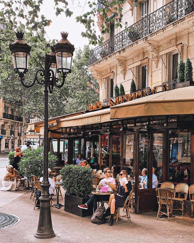 Terrasse de café sous les platanes d’un grand boulevard, Paris 13e arrondissement