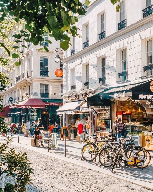 Commerces de bouche et terrasses sur une rue piétonne animée, Paris 14e arrondissement
