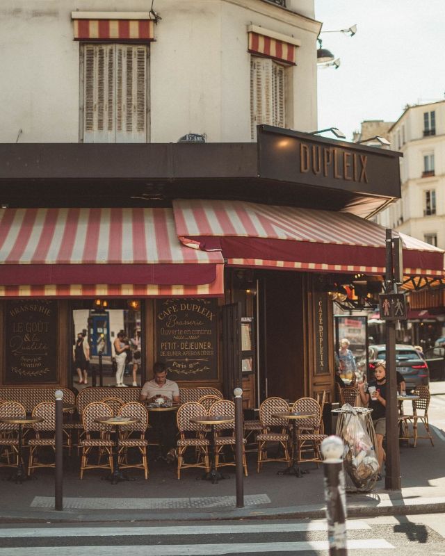 Terrasse du Café Dupleix à l’angle d’une rue commerçante, Paris 15e arrondissement