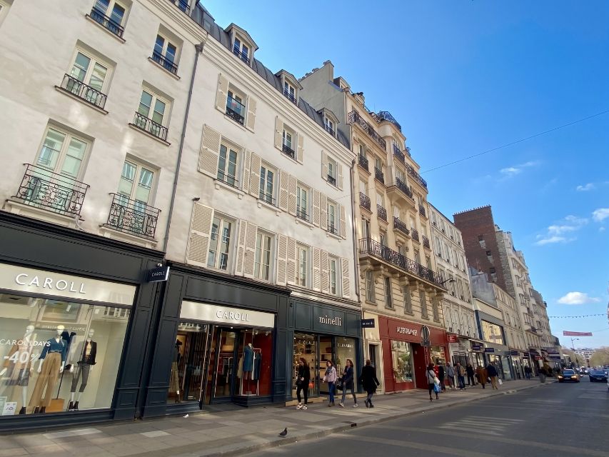 Enseignes de mode en pied d’immeuble sur une artère commerçante, Paris 16e arrondissement