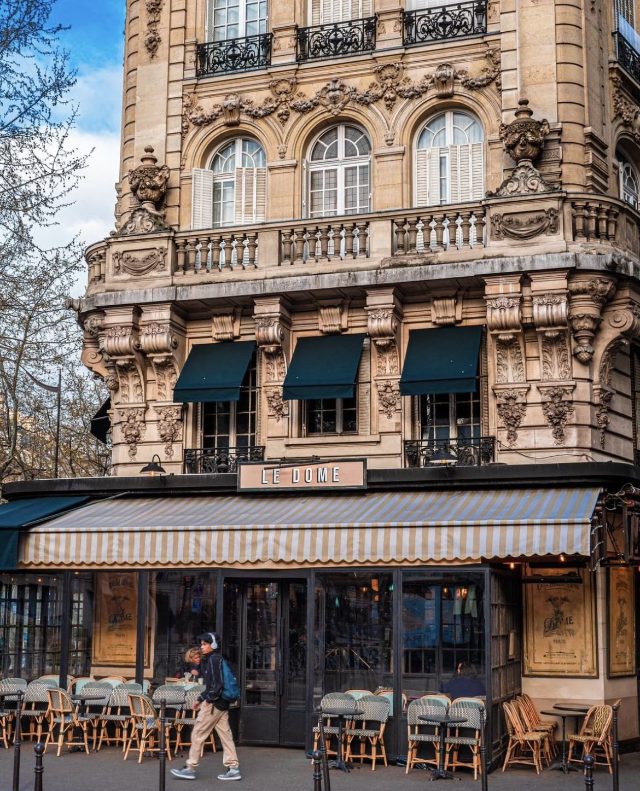 Devanture de café d’angle haussmannien, boulevard des Batignolles, Paris 17e