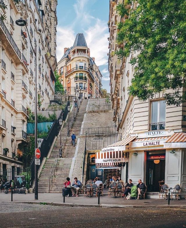 Terrasse de brasserie au pied des escaliers de la Butte Montmartre, Paris 18e arrondissement