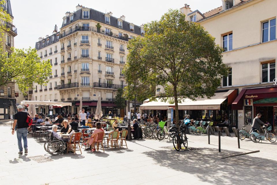 Terrasses de cafés et commerces de bouche sur une place animée, Paris 19e arrondissement