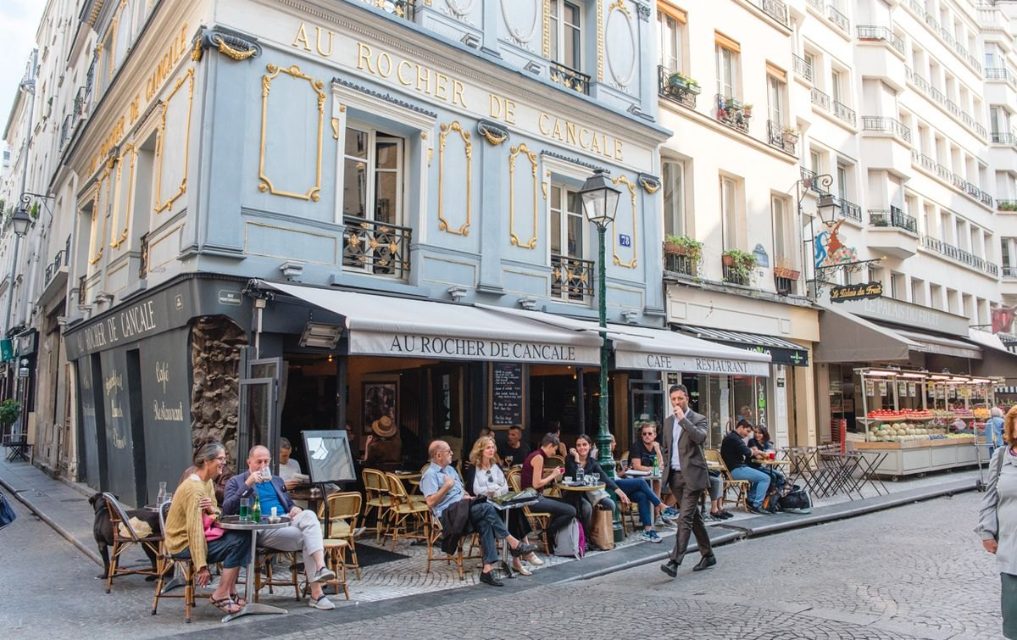 Terrasse de café à l’angle de la rue Montorgueil, Paris 2e arrondissement