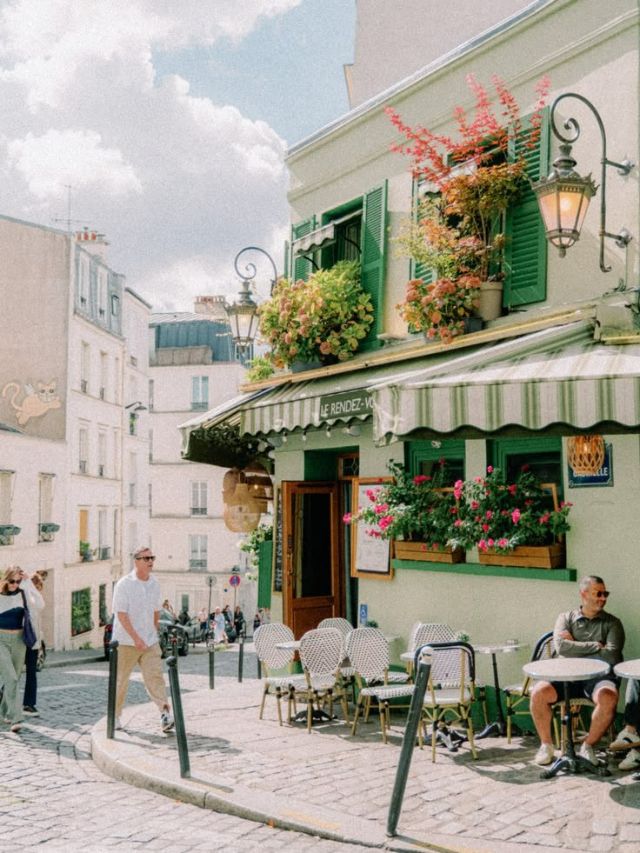 Devanture de café de quartier et terrasse sur une rue pavée en pente, Paris 20e arrondissement