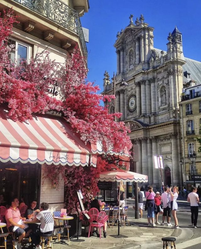 Terrasse de café fleurie face à l’église Saint-Paul, Marais, Paris 3e