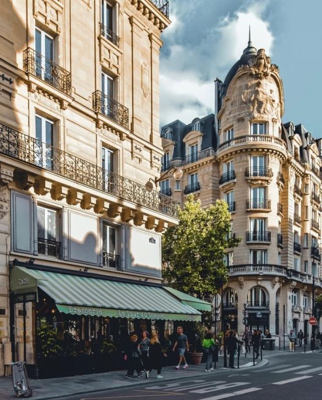 Brasserie d’angle sous immeubles haussmanniens, rue du Temple, Paris 4e