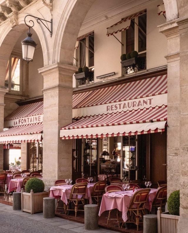 Terrasse de restaurant sous les arcades, quartier des ministères, Paris 7e