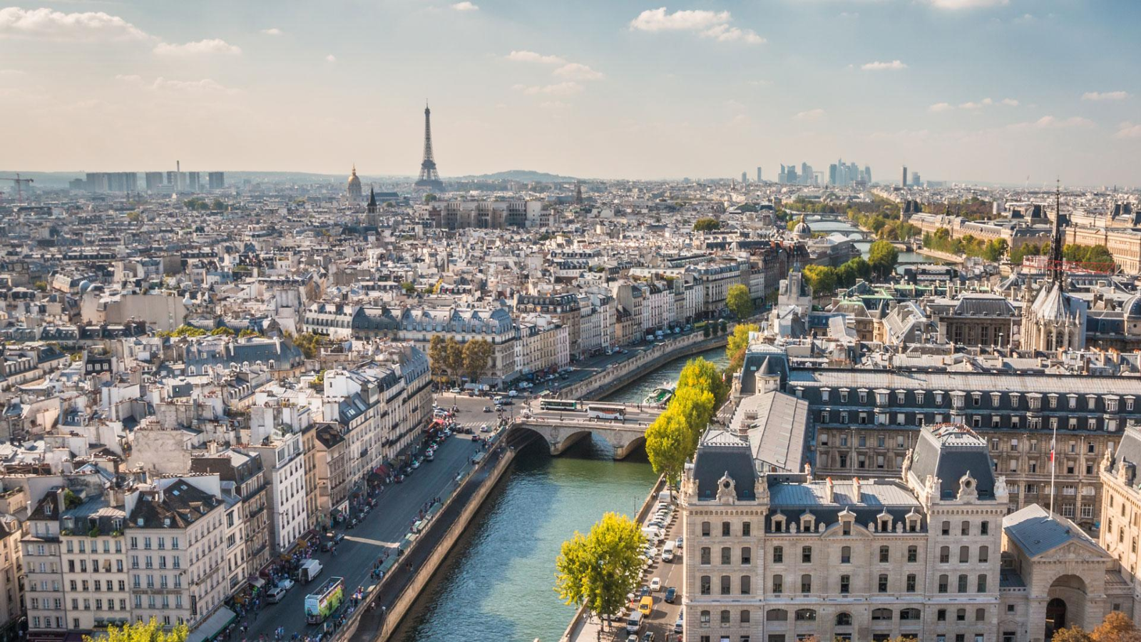 Vue panoramique sur les toits de Paris, la Seine et la Tour Eiffel, zone d’intervention de LIDA CAPITAL en immobilier commercial